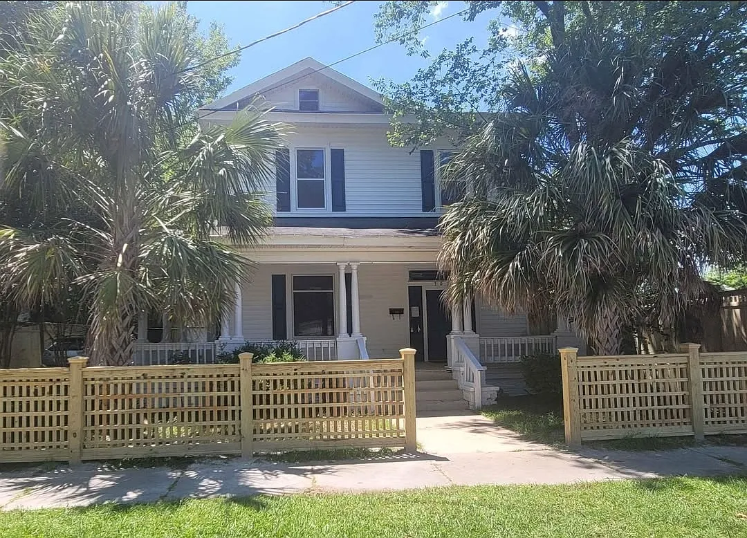 4 bed, 3000 sqft, $2,100 — Photo 1