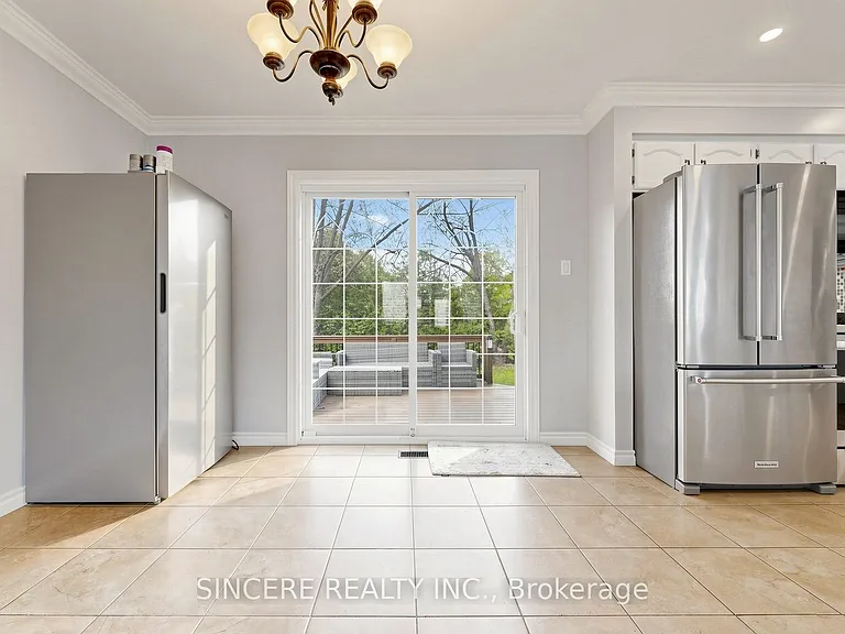 592 Canewood Cres — Photo 17