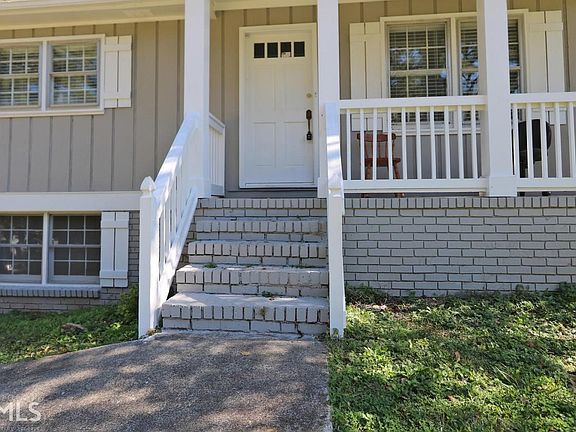 2nd image of 2610 Buckeye Ln NE