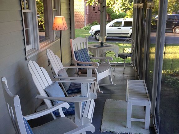Screened porch off living rm