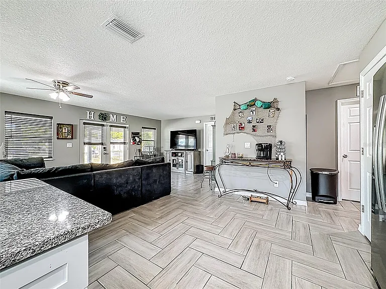 321 21st St W — Photo 10
