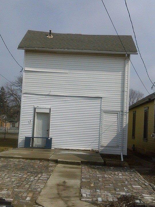 2nd image of 121 Pulaski St
