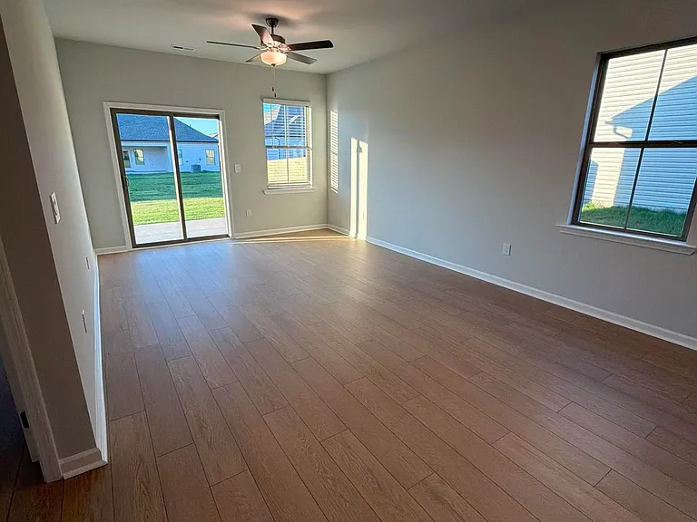 147 Wolfe Ln — Photo 3