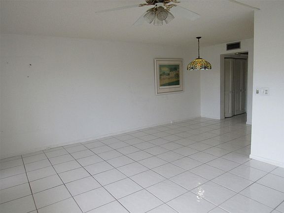 3rd image of 3046 Cambridge C #3046