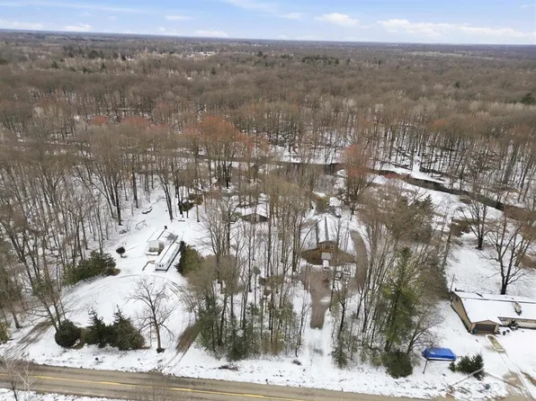 2647 W Huckleberry Rd, Sanford, MI 48657