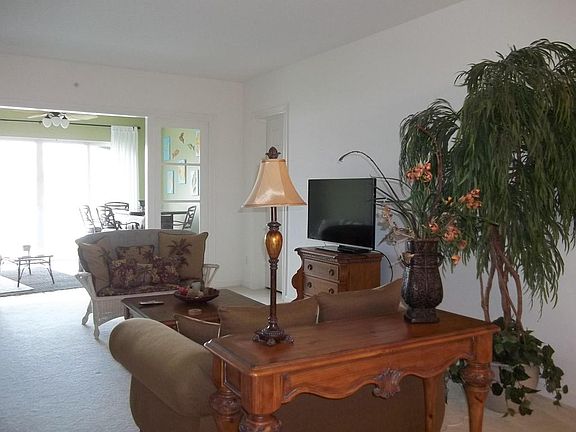 4th image of 14 Harbour Isle Dr #105