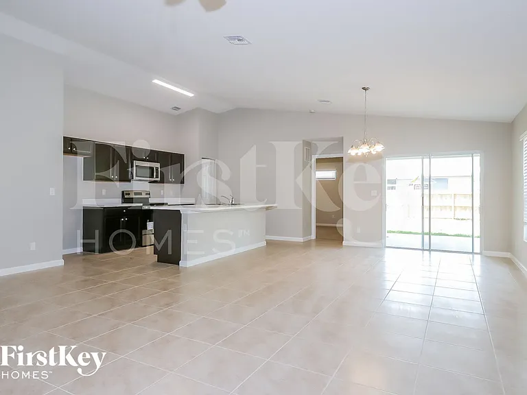643 SW Sail Ter — Photo 4