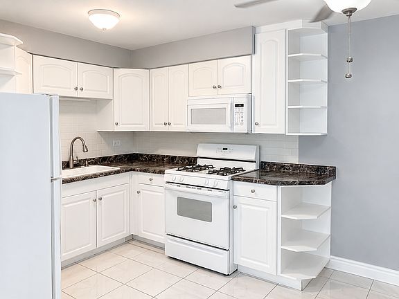 4th image of 255 E Oak St APT 5