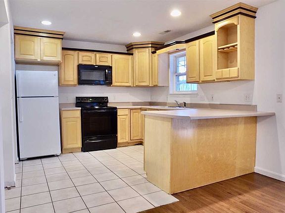 3rd image of 180 Ashbury Ct