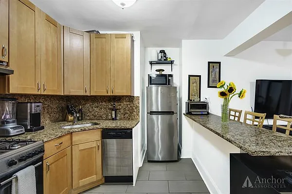 Rented by Anchor Associates | media 27