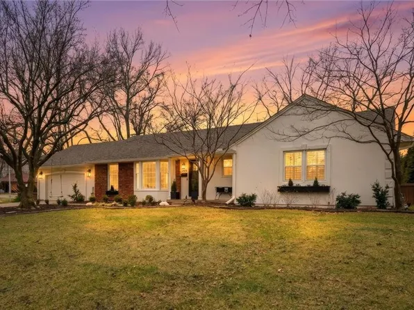 9428 Wenonga Rd, Leawood, KS 66206