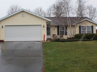 5547 Pierce Ln, Roscoe, IL 61080