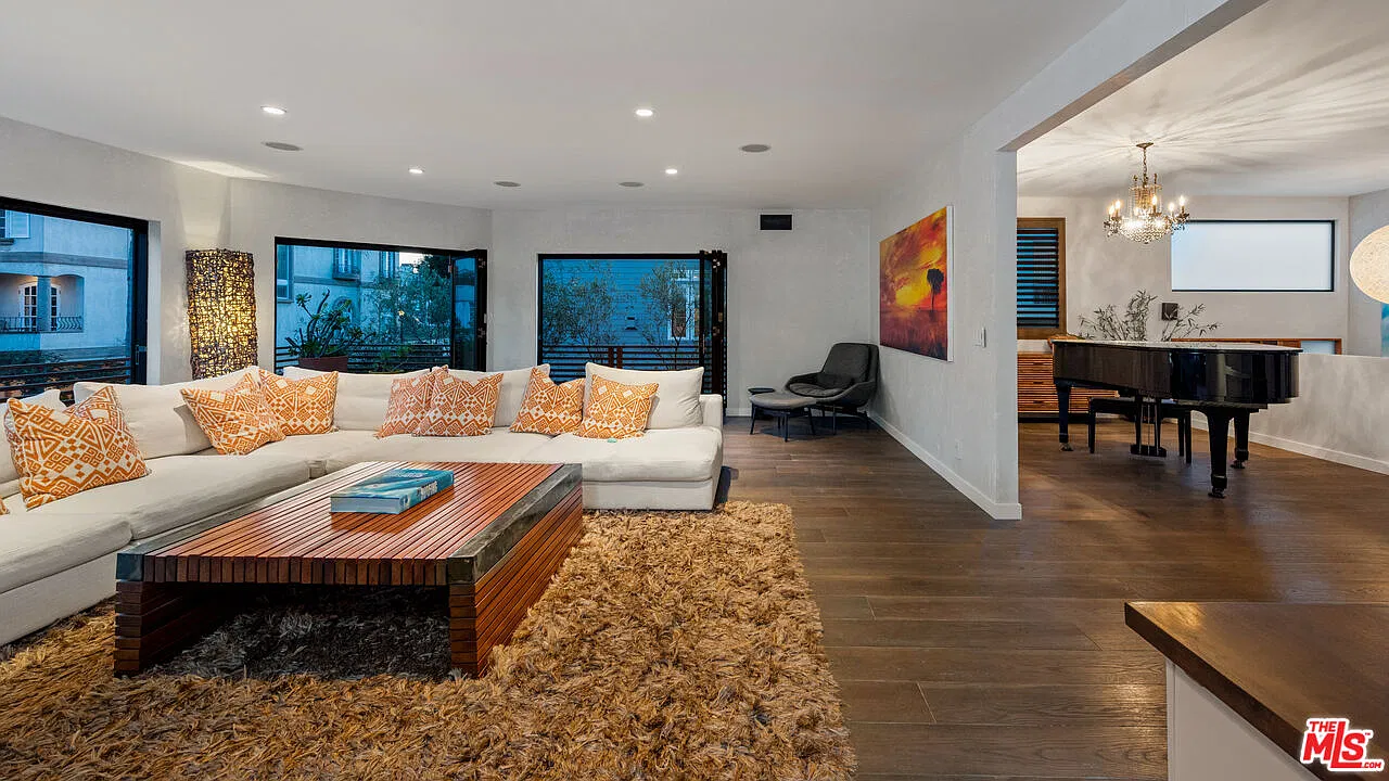 4 bed, 5.0 bath, 4167 sqft, $20,000 — Photo 4
