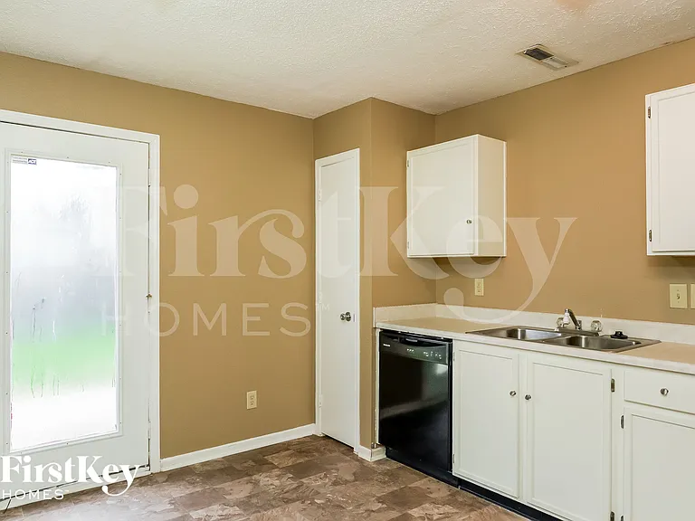 96 Winterwood Dr — Photo 7