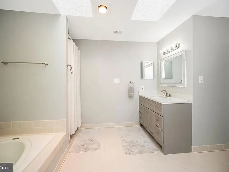 2 English Hills Dr — Photo 31