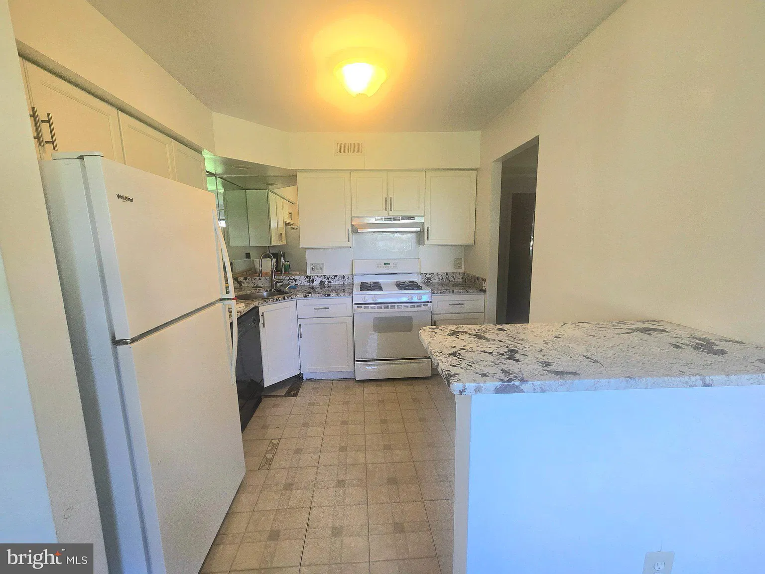 2 bed, 1.0 bath, 1550 sqft, $2,200 — Photo 3