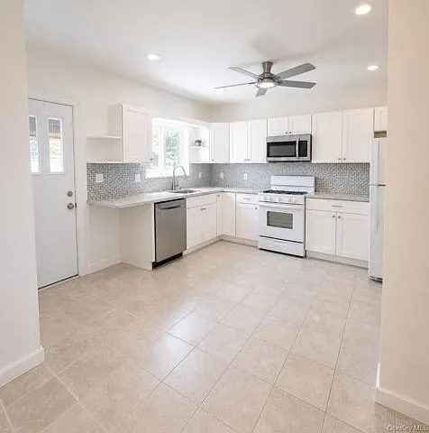 16422 Grand Central Pkwy — Photo 2
