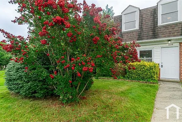 1335 Mantle St — Photo 2