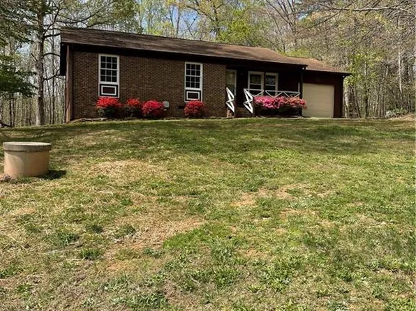 1055 Brookridge Dr, Walnut Cove, NC 27052