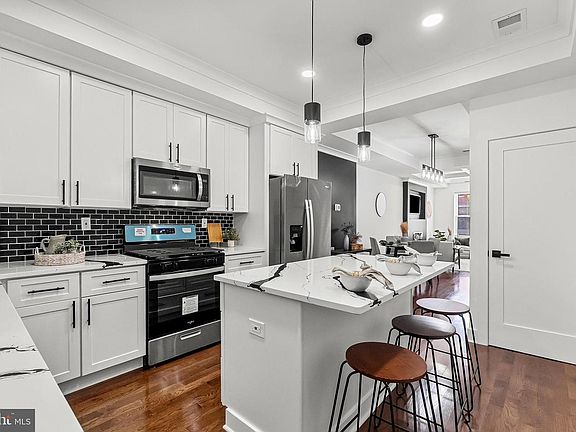 4th image of 1315 N Montford Ave