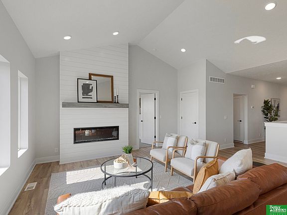 2nd image of 8922 Von St