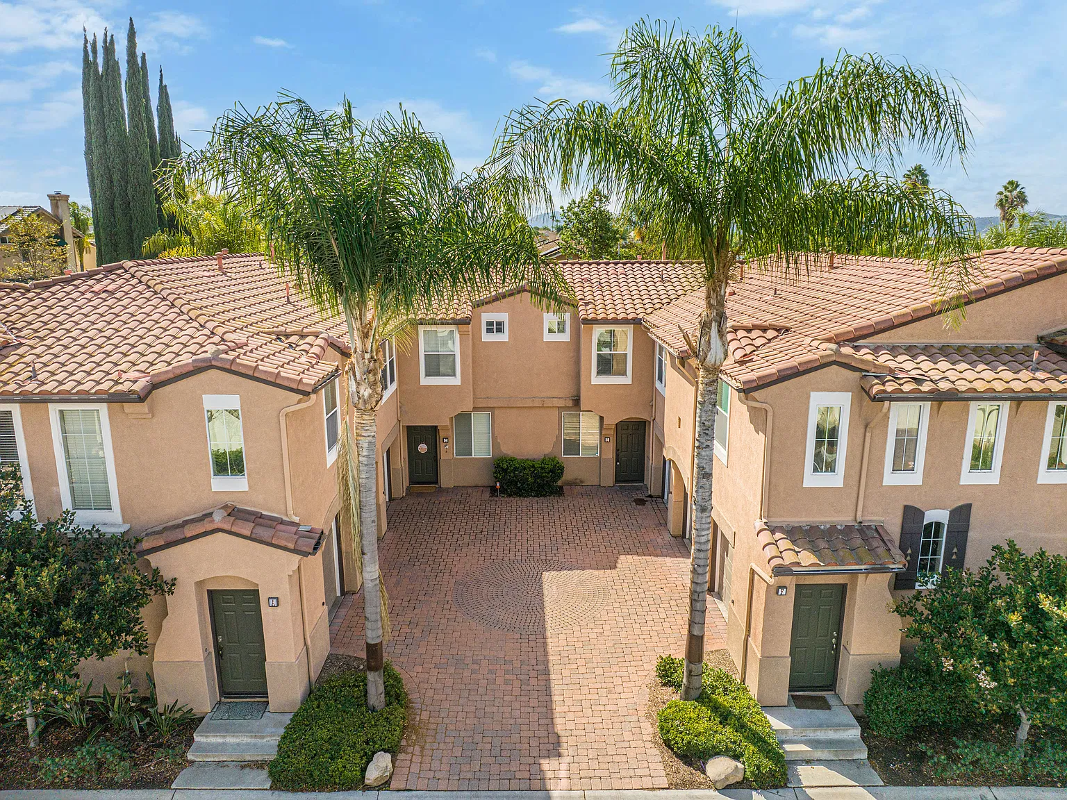 2 bed, 2.5 bath, 1010 sqft, $2,550 — Photo 1