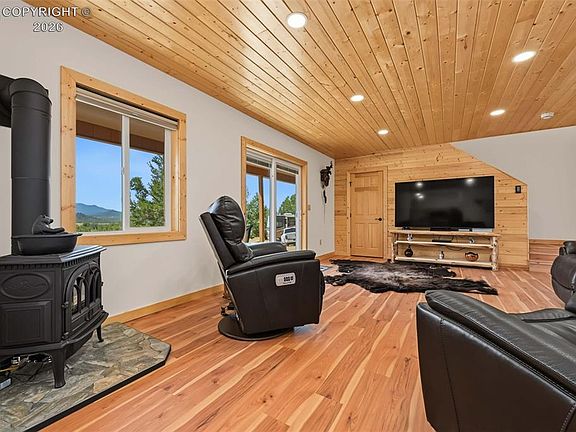 5th image of 373 Chinook Dr