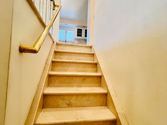 2nd image of 106 Redwood Ave #2