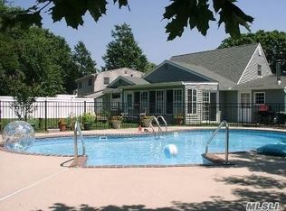 48 Bobolink Ln, Levittown, NY 11756