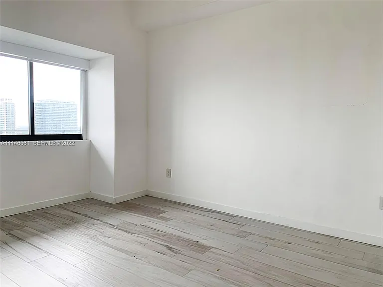 480 NE 31st St — Photo 11
