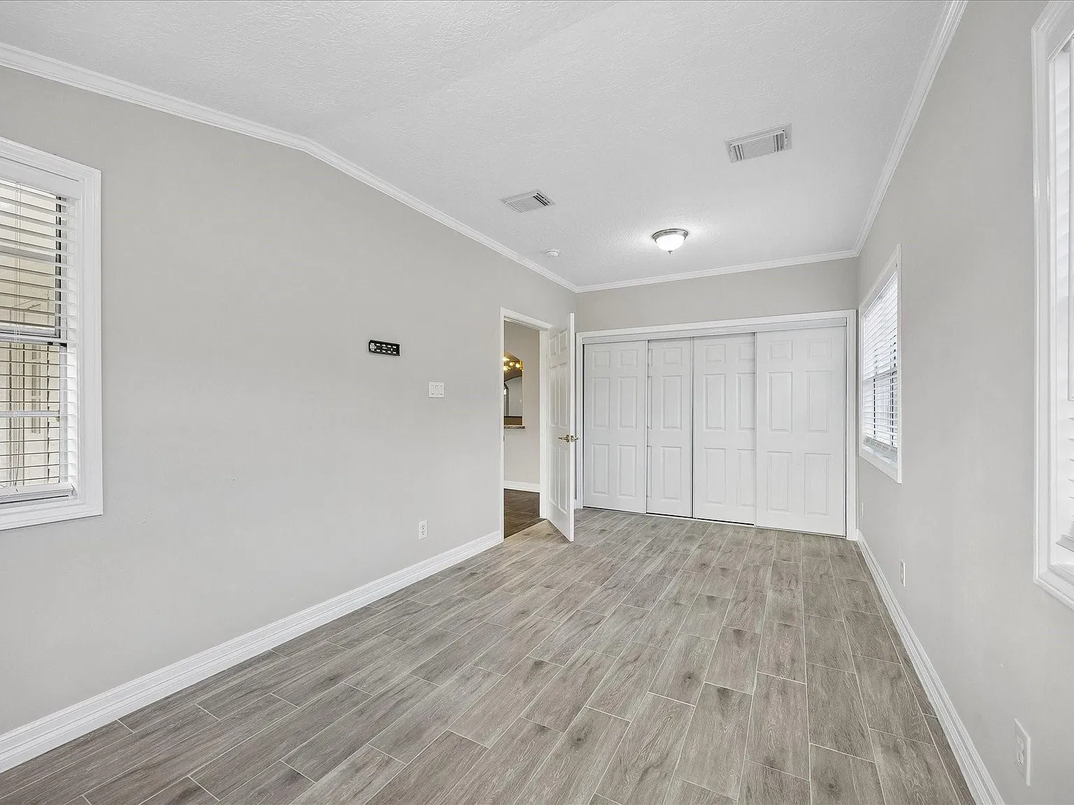 5 bed, 2.0 bath, 2519 sqft, $2,200 — Photo 4
