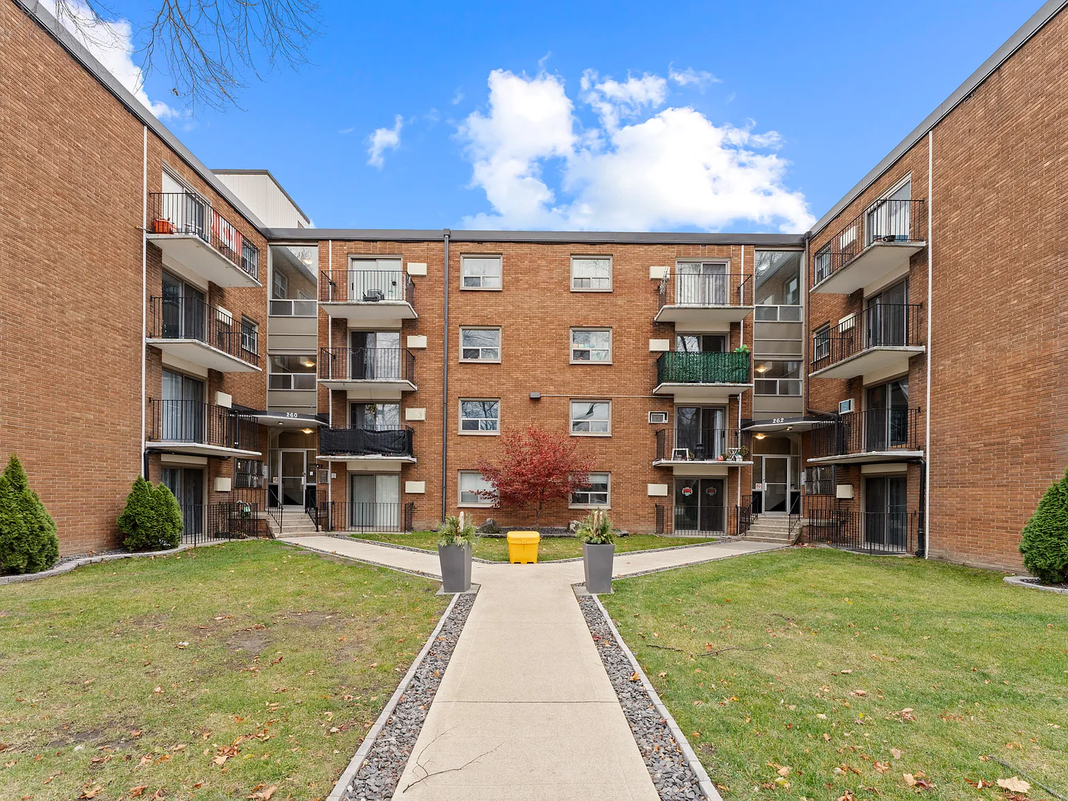 Randal Court Apartments — Photo 2