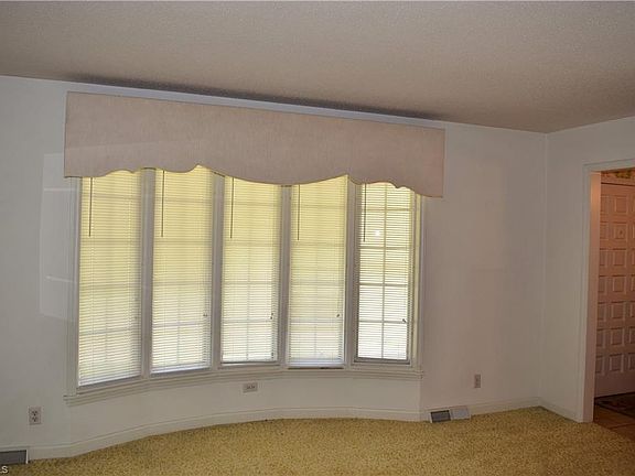 3rd image of 136 Carriage Dr