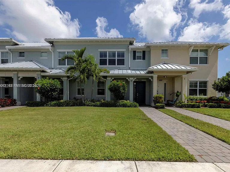 1240 Eucalyptus Dr #2 — Photo 2