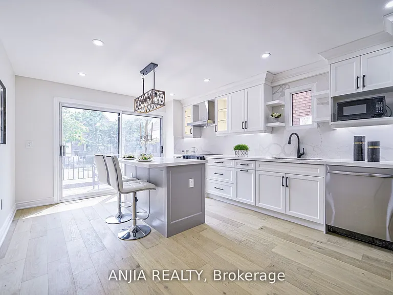 322 Hillsdale Ave E — Photo 2