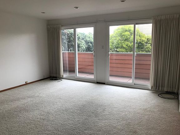 LR, patio doors to balcony