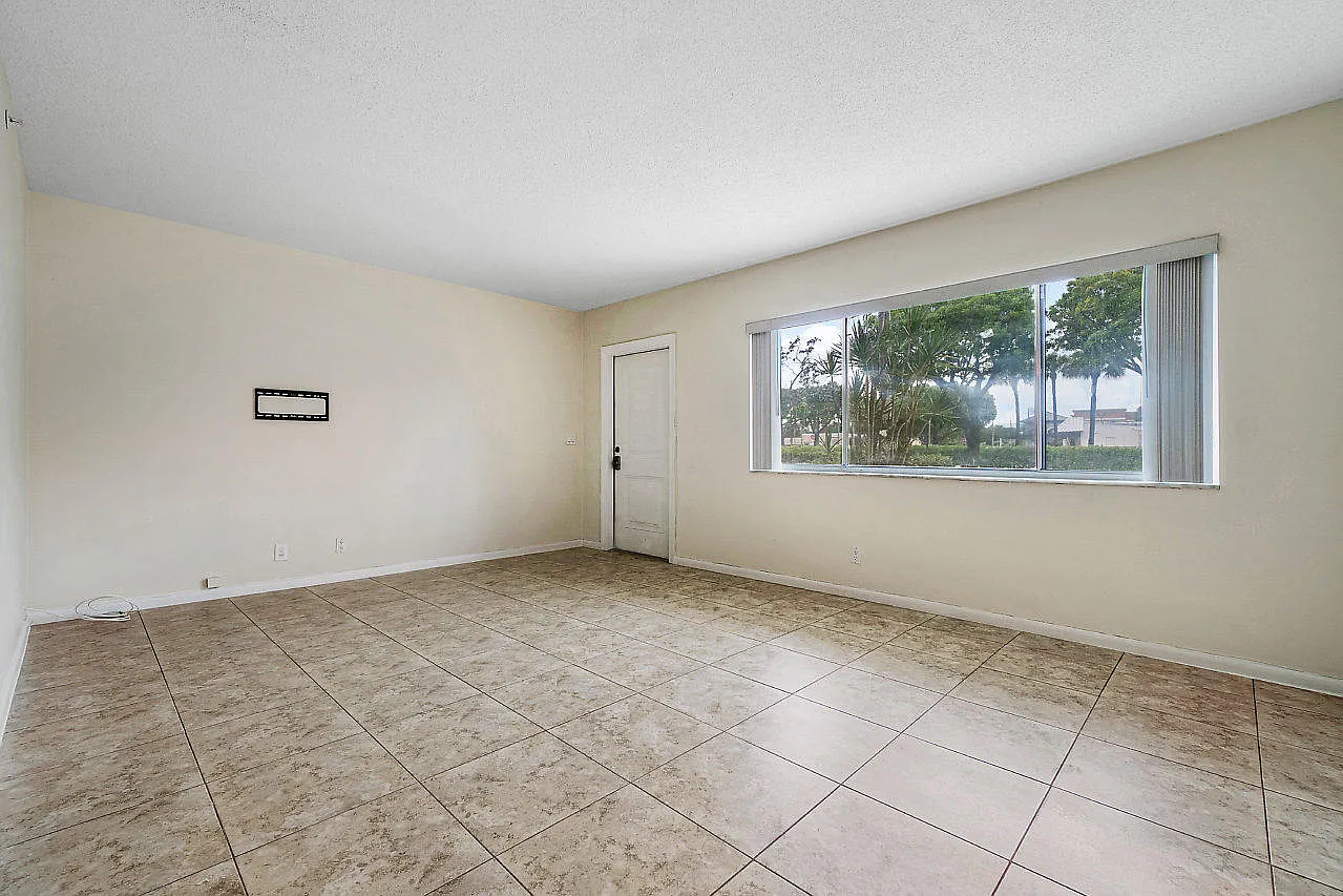 Studio, 980 sqft, $2,200 — Photo 4
