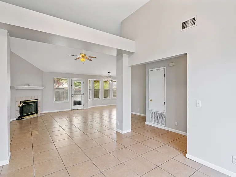 604 Maplecreek Dr — Photo 5