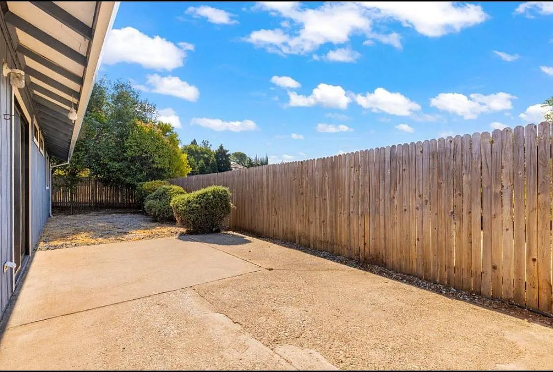 3427 Bristol Ct — Photo 2