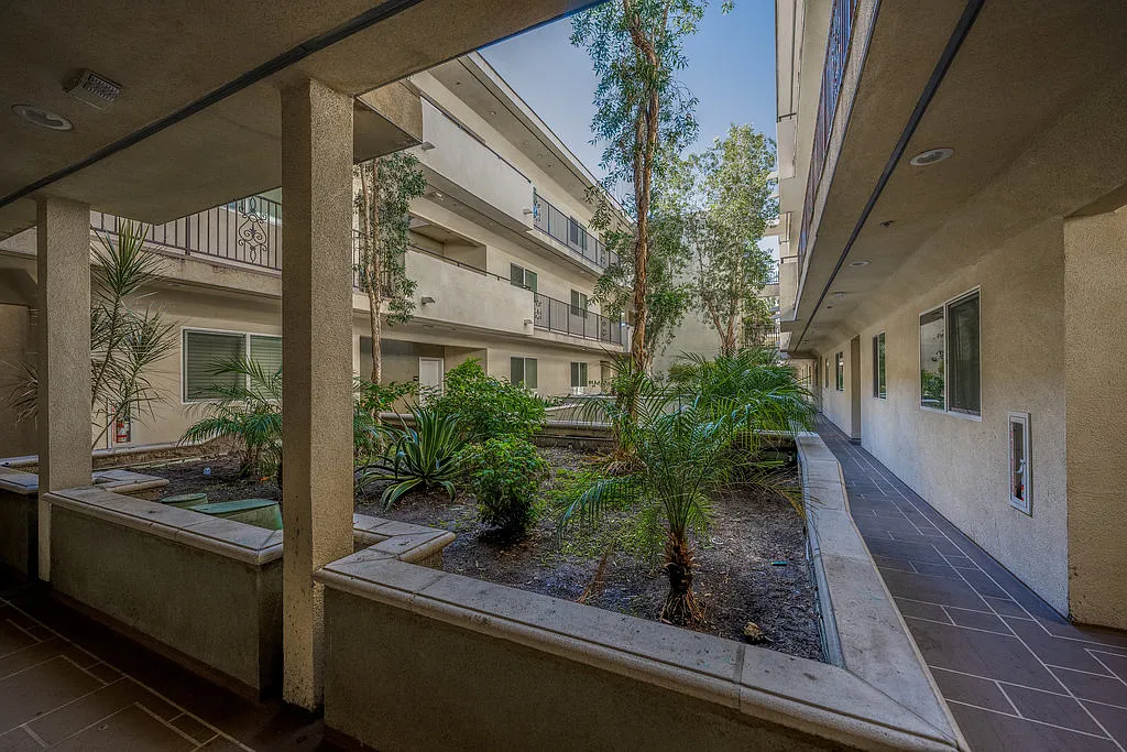Vesper Avenue — Photo 2