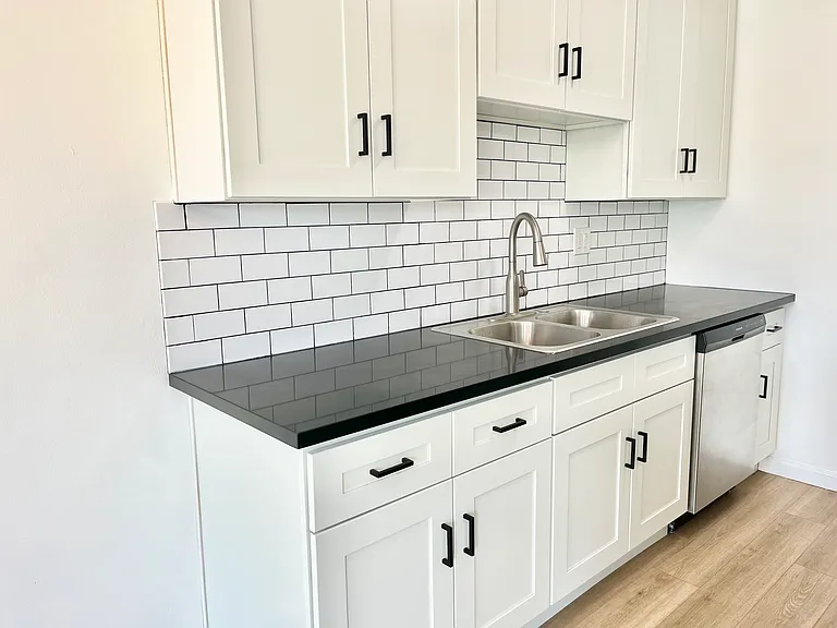 1401 Douglas St #13 — Photo 9