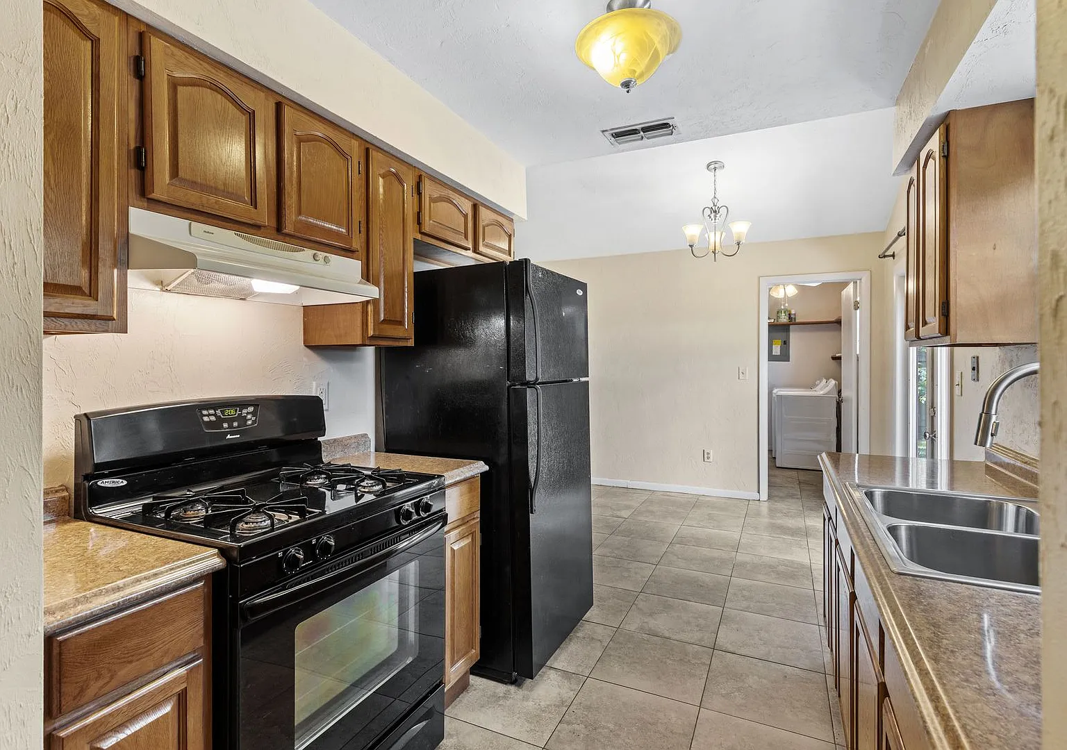 Charming Home in the Serene Springtree Neighborhood — Photo 3