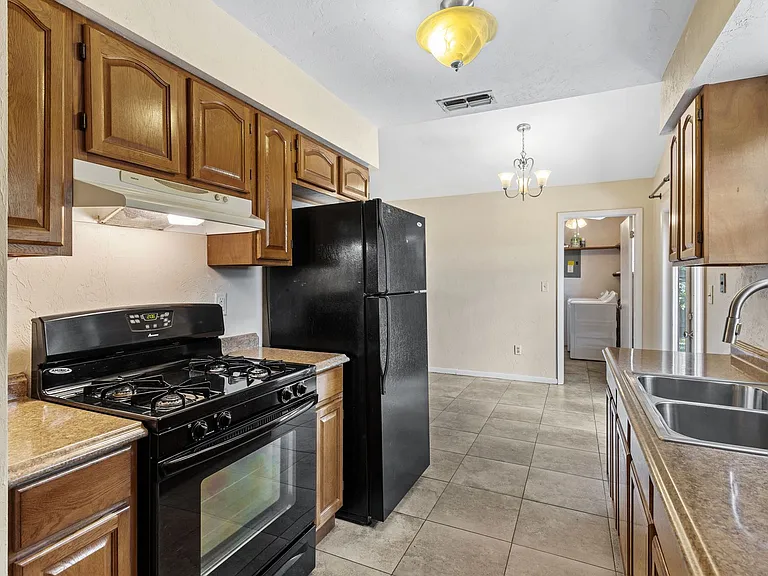 2620 NW 48th Pl — Photo 3