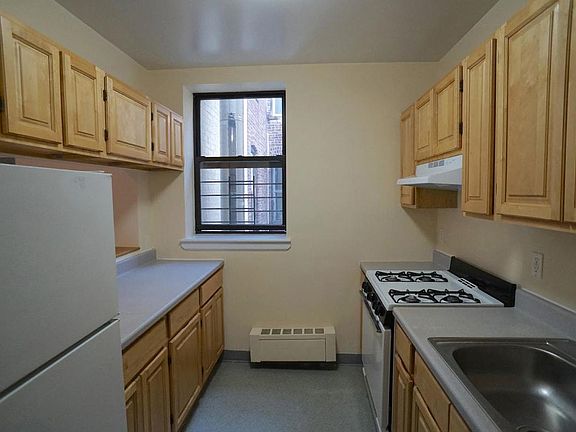 2nd image of 364 Montgomery St APT 3A