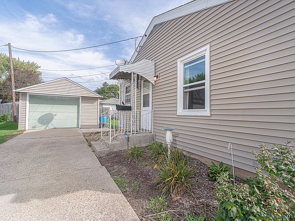 2nd image of 3316 Thelma St