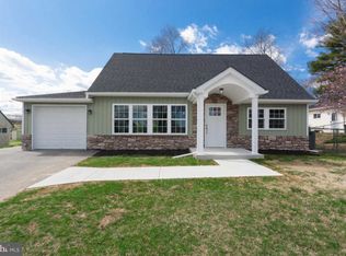 9 Cardinal Rd, Levittown, PA 19057