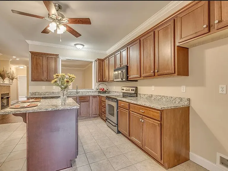 2208 Stanford Ct — Photo 5
