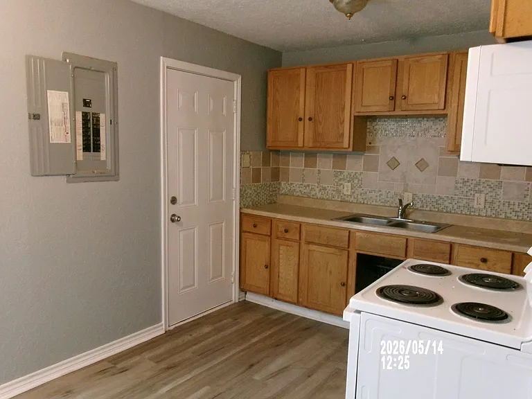 220 SW 24th St — Photo 26