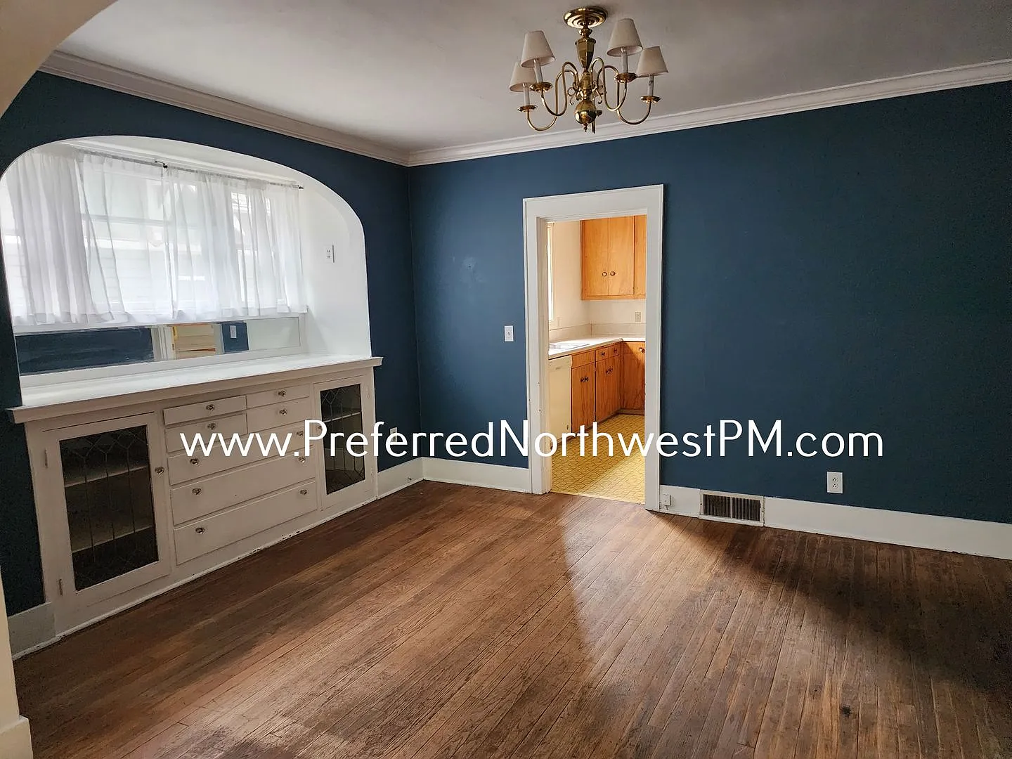 Large vintage home in Jefferson Westside Neighborhood — Photo 3