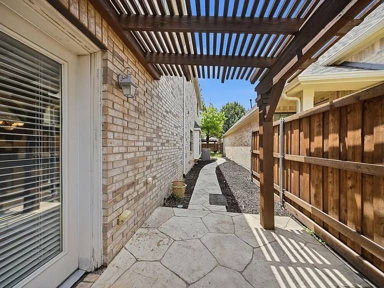 2140 Walnut Square Dr — Photo 13
